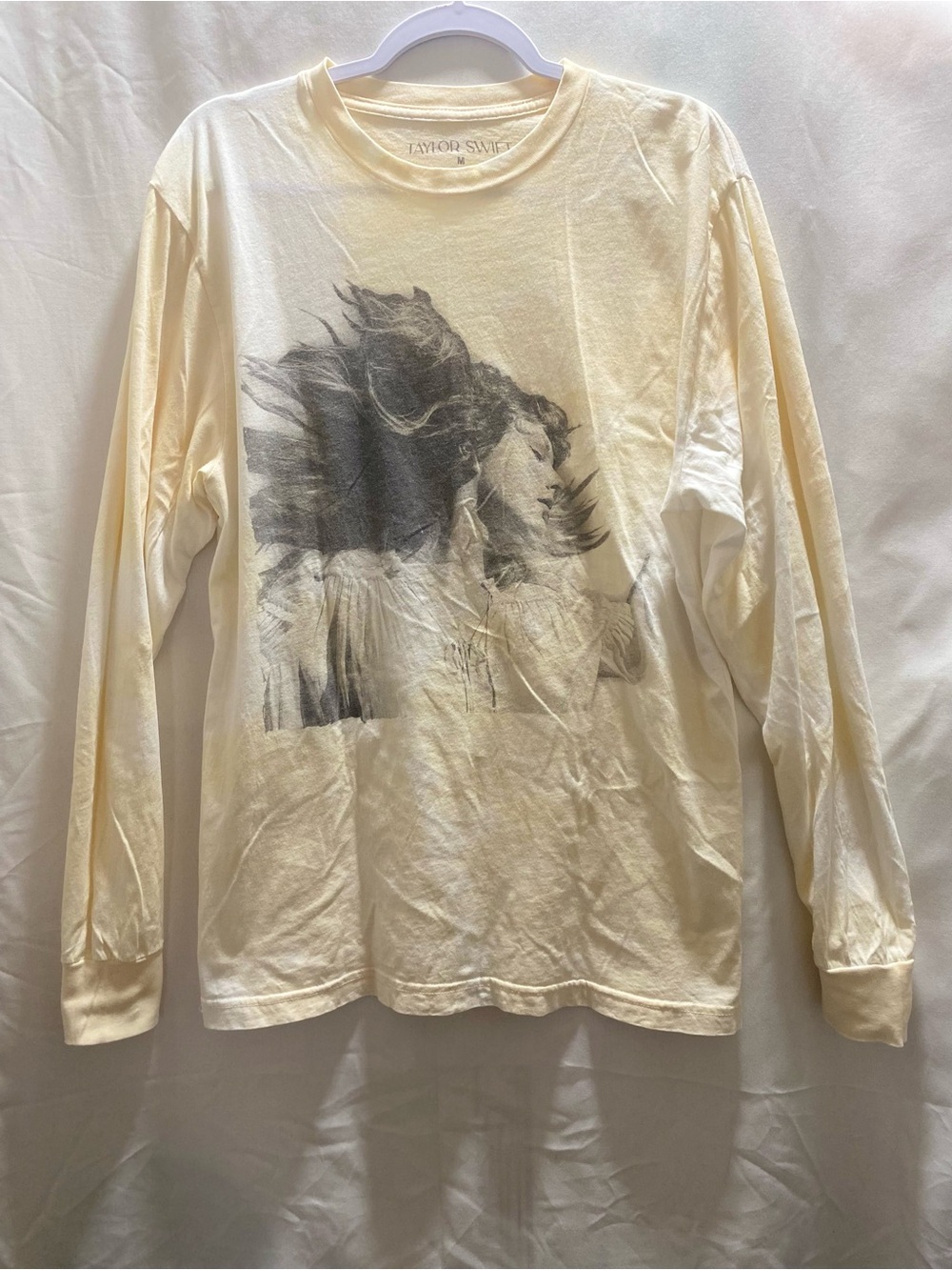 Taylor Swift Graphic Print Crew Neck collectible L/S Ivory  T-Shirt Size Medium